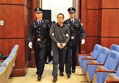 楊秀宇被帶入法庭。昨日，楊秀宇及女下屬盧梅因非法經(jīng)營罪獲刑4年、一年半并處罰金。