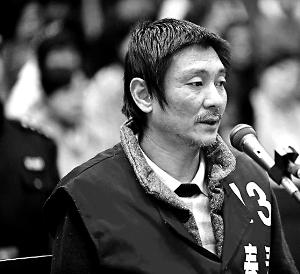庭審時(shí)，鄭東稱自己想隨女兒一起去，請(qǐng)求法院判他死刑立即執(zhí)行
