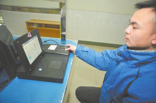 高考報名錄入指紋開始執行,在校生由學校統一錄入。