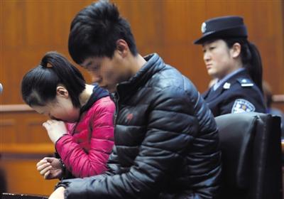 昨日，因殺死自己的親生兒子，被告人王某受審，其男友喬某則因涉嫌幫助毀滅證據(jù)罪受審。