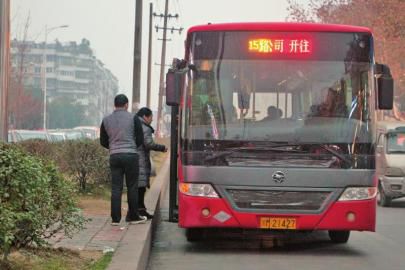 1月6日下午，資陽一輛15路公交車?？吭诋?dāng)時事發(fā)車站。