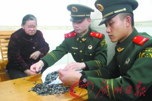 手機(jī)內(nèi)存卡因體積小、價(jià)值高，成為水客走私的“新寵”。圖為邊防官兵正在清點(diǎn)走私物品。