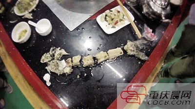 拼出魚骨，推斷魚沒有3斤8兩。 本報(bào)記者 平索茜 攝