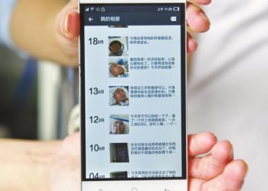 楊曉華的上百條朋友圈記錄了她陪伴男友抗病的歷程。
