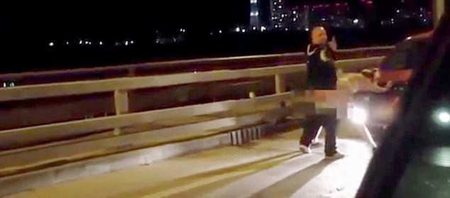 許多人拍攝到這對(duì)夫婦在引擎罩上“表達(dá)愛意”的方式，而男子甚至轉(zhuǎn)過頭來看鏡頭。（視頻截圖）