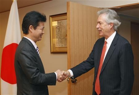 10月15日上午，日本外相玄葉光一郎與到訪的美國常務助理國務卿伯恩斯在日外務省舉行了會談。