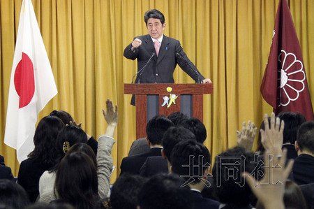 12月17日，日本自民黨總裁安倍晉三17日在黨總部會見記者，表示考慮與日本維新會和眾人之黨攜手修改憲法。
