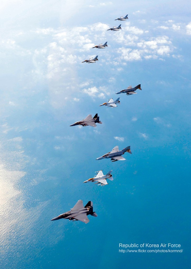 圖為韓空軍KF-16戰機、F-4戰機、F-15K兩代三型戰機編隊升空練作戰。