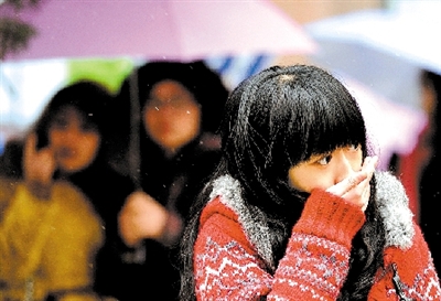 大學(xué)路附近，一位美女冷得縮起脖子。 晚報記者 馬健 圖