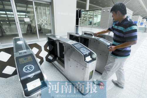 如果是網上訂票，可以在檢票閘機上直接刷二代身份證 河南商報記者 鄧萬里/攝