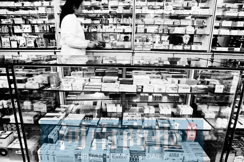 　鄭州不少藥店，也會(huì)把價(jià)格低的藥品放下層，價(jià)格高的放在醒目位置