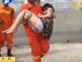 女子要跳樓 究竟為哪般？