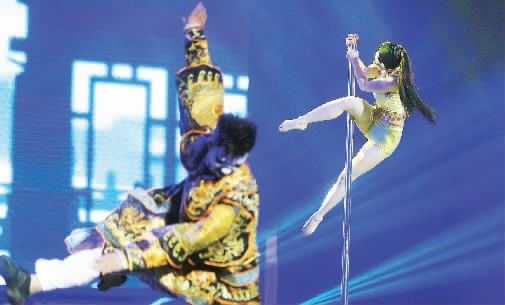 “鋼管舞娘”周文將鋼管舞和民族文化融合在一起，創(chuàng)意了一段《霸王別姬》的鋼管舞表演
