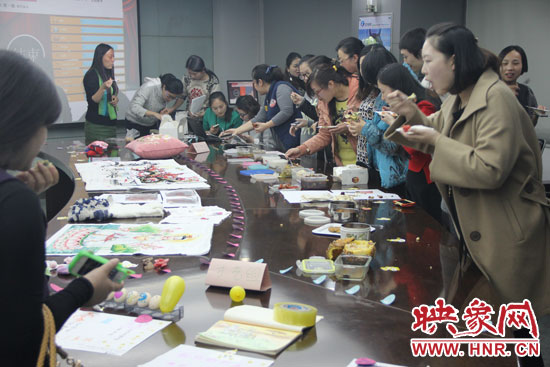 比賽現場熱鬧非凡，各位女神競相展示自己的作品