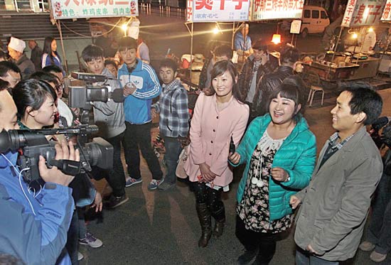 今報讀者“乖乖雁”（左）、“騎士牛仔”（右）和香香一起錄制《香香美食》