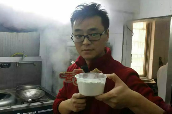 小飛手里端的是什么材料？