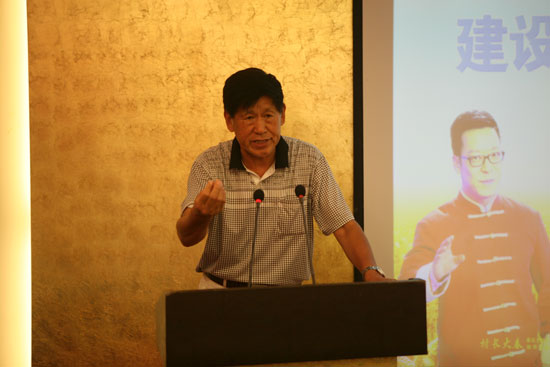 原河南省農(nóng)業(yè)廳副廳長(zhǎng)、現(xiàn)任河南省土壤肥料協(xié)會(huì)秘書(shū)長(zhǎng)肖興貴發(fā)表講話