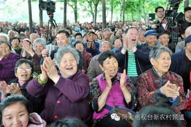 藝術家賣力演出，觀眾高聲叫好