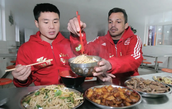 　約瑟夫一再表示食堂大師傅飯菜做得很好，他的筷子已經用得很熟練了