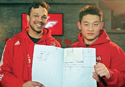 　　約瑟夫手繪了每個選手的肖像，認認真真地用字母拼寫出選手的中文名字附注。“看，這個是鄭召玉喲”