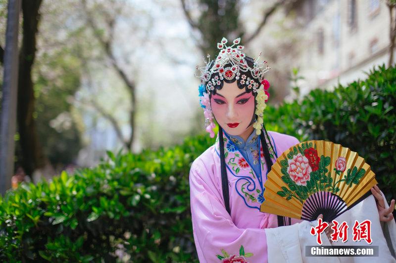 武大最美男神扮青衣 以假亂真讓宅男心動(dòng) 武大最美男神扮青衣 以假亂真讓宅男心動(dòng)