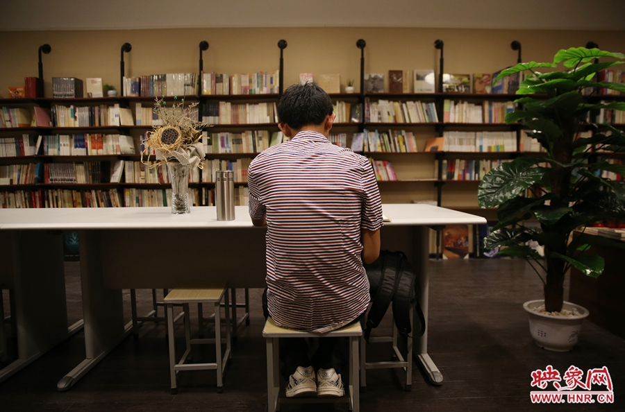 5月23日晚，鄭州一家24小時（周五、周六）書店營業。慕名而來的客人在看書。