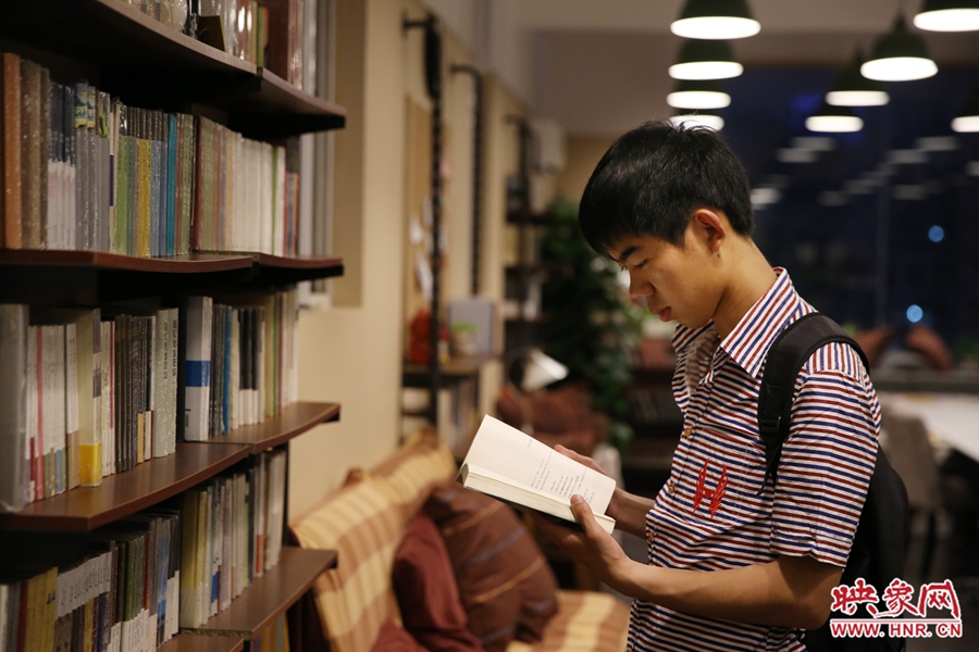 袁丙鵬，22歲，某大學大三學生：在適合的環境里看書，才能看出境界。