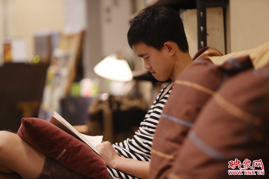 徐浩然，24歲，圖書編輯：在書店看紙質書，意境會更深一些。