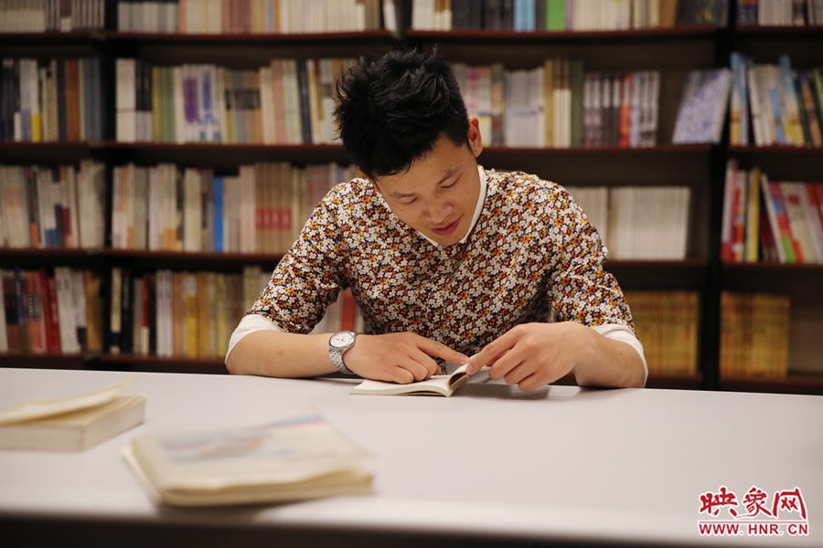 李恒，26歲，私營業主：喜歡撫摸紙質書的感覺。