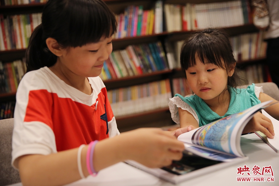 姐姐王藝茹，11歲，小學五年級學生；妹妹王有君，5歲：像喜歡看電視一樣喜歡看書。