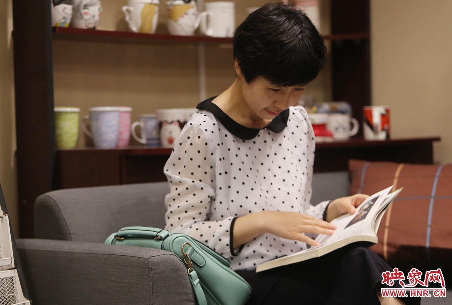 毛韶華，年齡保密，文字工作者：紙質書是營養餐，電子書是快餐。