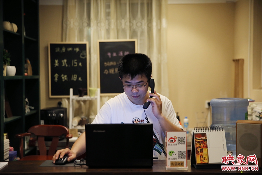 店長小博，由于書店搬遷至此，經常接詢問地址的電話。