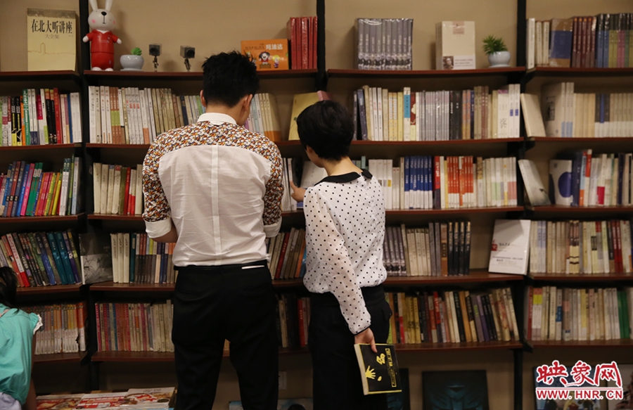 看書的人。
