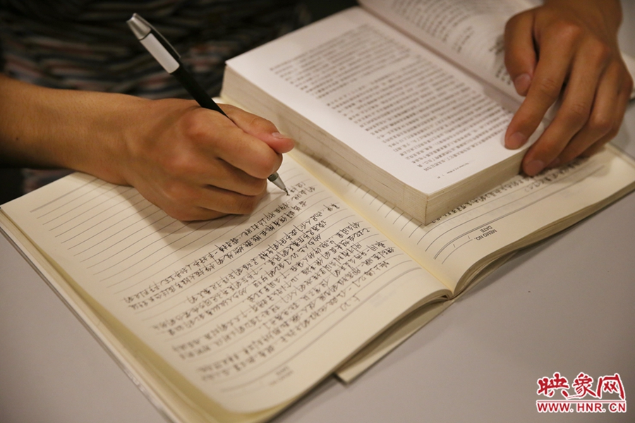 看書的人。