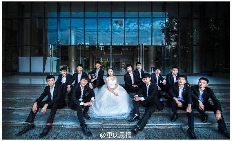 女大學生穿婚紗與男同學拍畢業照