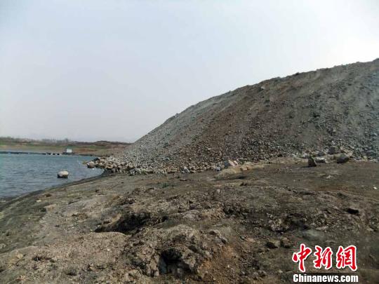 填湖造地，在鴨河水庫非法建設(shè)有越演越烈之勢。吳揚(yáng)　攝