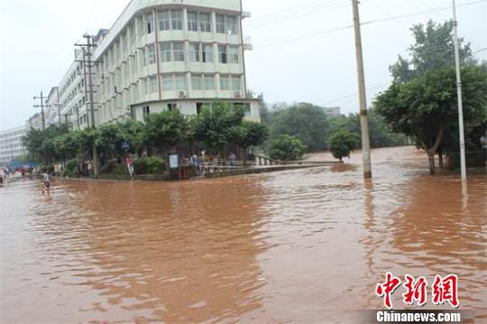 內江田家鎮暴漲的洪水已經漫過街道