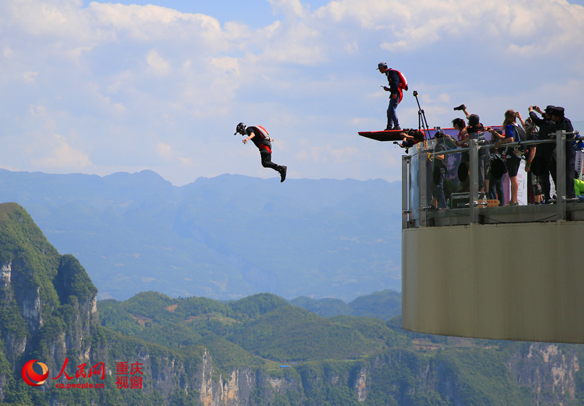 28日，2016世界低空跳傘大賽在重慶云陽龍缸景區正式開賽。圖為選手角逐中。劉政寧 攝
