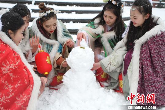 古裝美女雪中斗艷穿越古今玩“打雪仗、堆雪人”